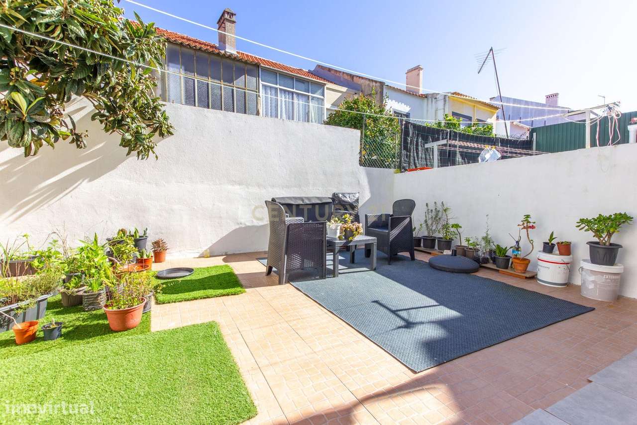 Apartamento renovado com logradouro de aproximadamente 30m2.-2