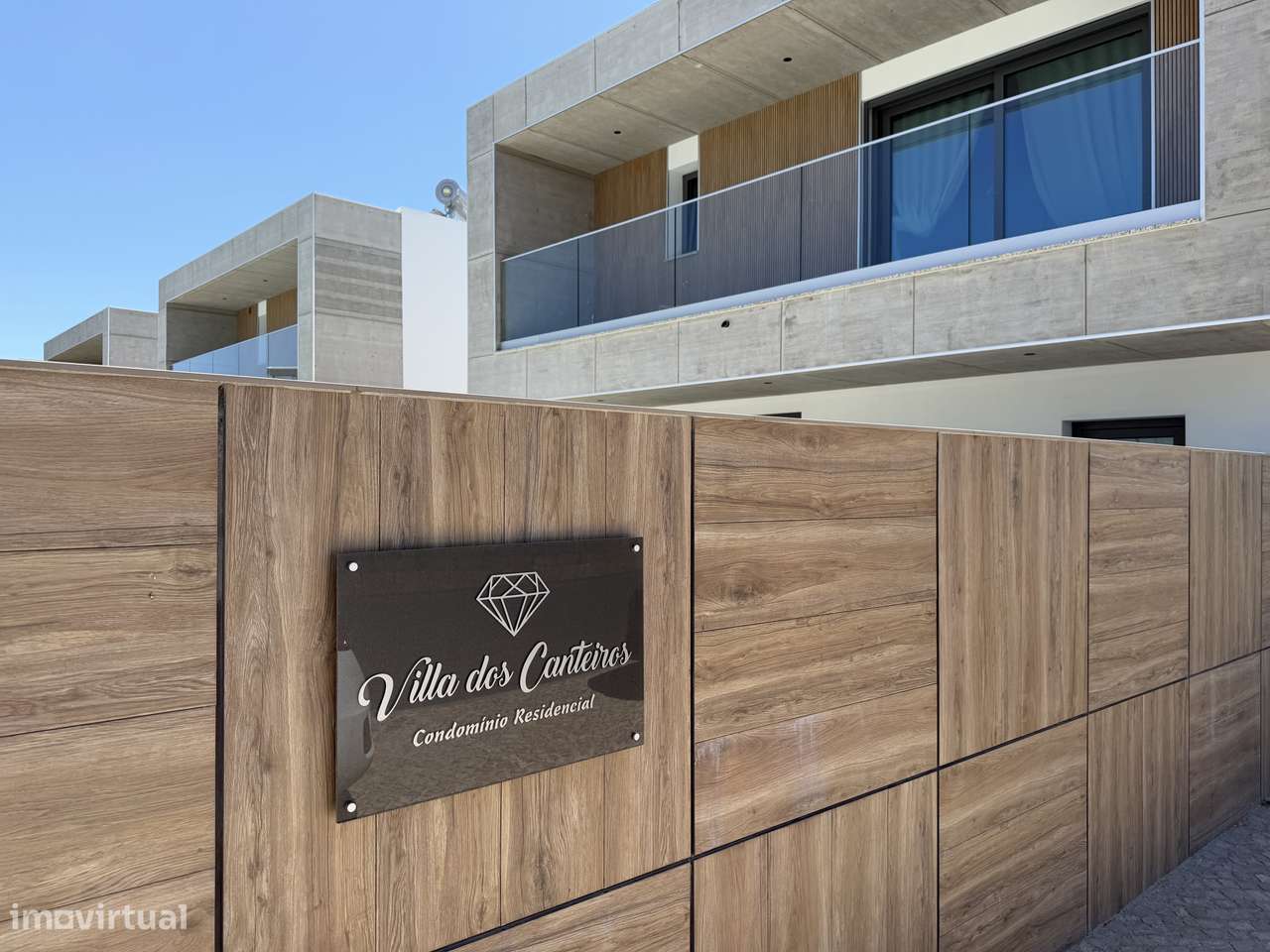 Moradia T4 com piscina, terraço e garagem em Ferreiras-35