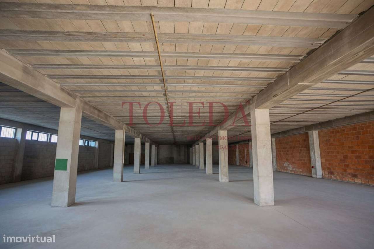 Armazém com 700m2 em zona Industrial-0