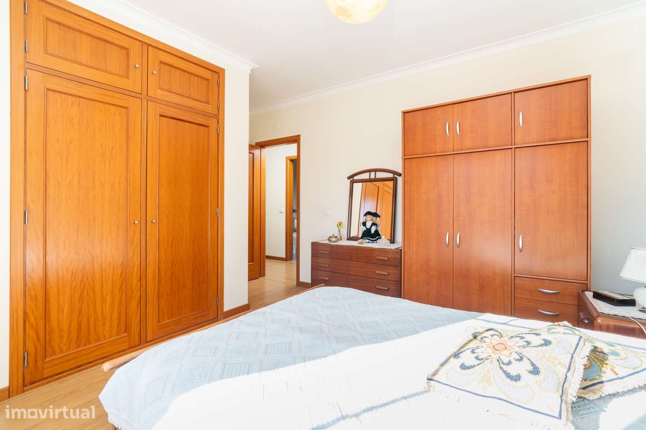 Moradia T4 com jardim, garagem e vistas urbanas-18