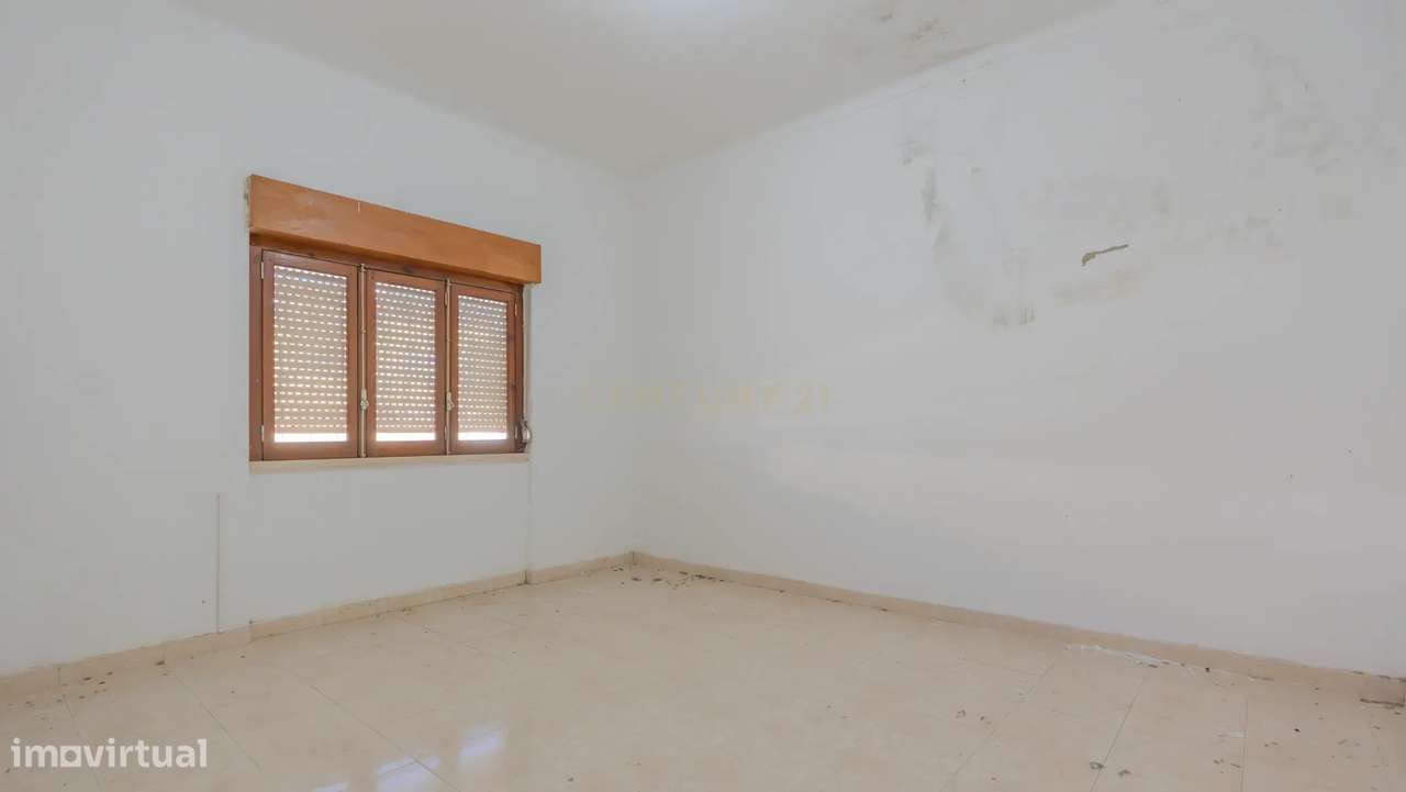 Moradia Isolada com Terreno de 1041 m² – Um Mundo de Possibilidades!-14