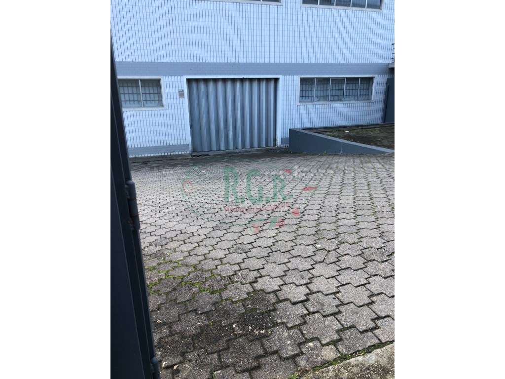 ARMAZÉM (600M2) | Estacionamento Várias Viaturas - Grande imagem: 4/5