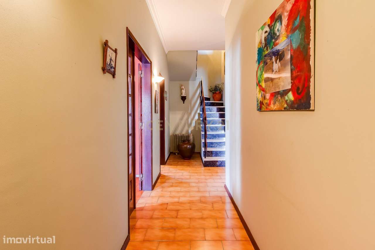 Moradia T4 com Potencial para 2 Frações  Terreno de 8.480 m²  Torres N-26