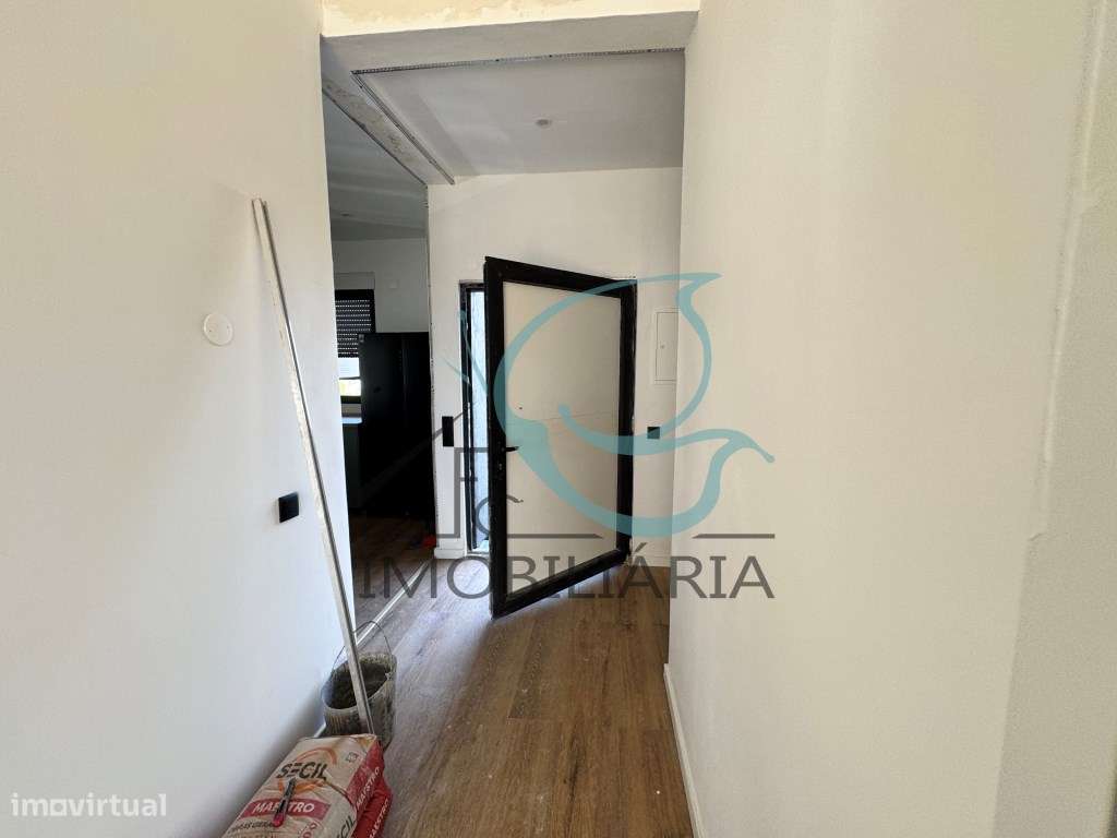 Moradia contemporânea T3 com piscina e vista sobre Almada e Ponte 2...-7