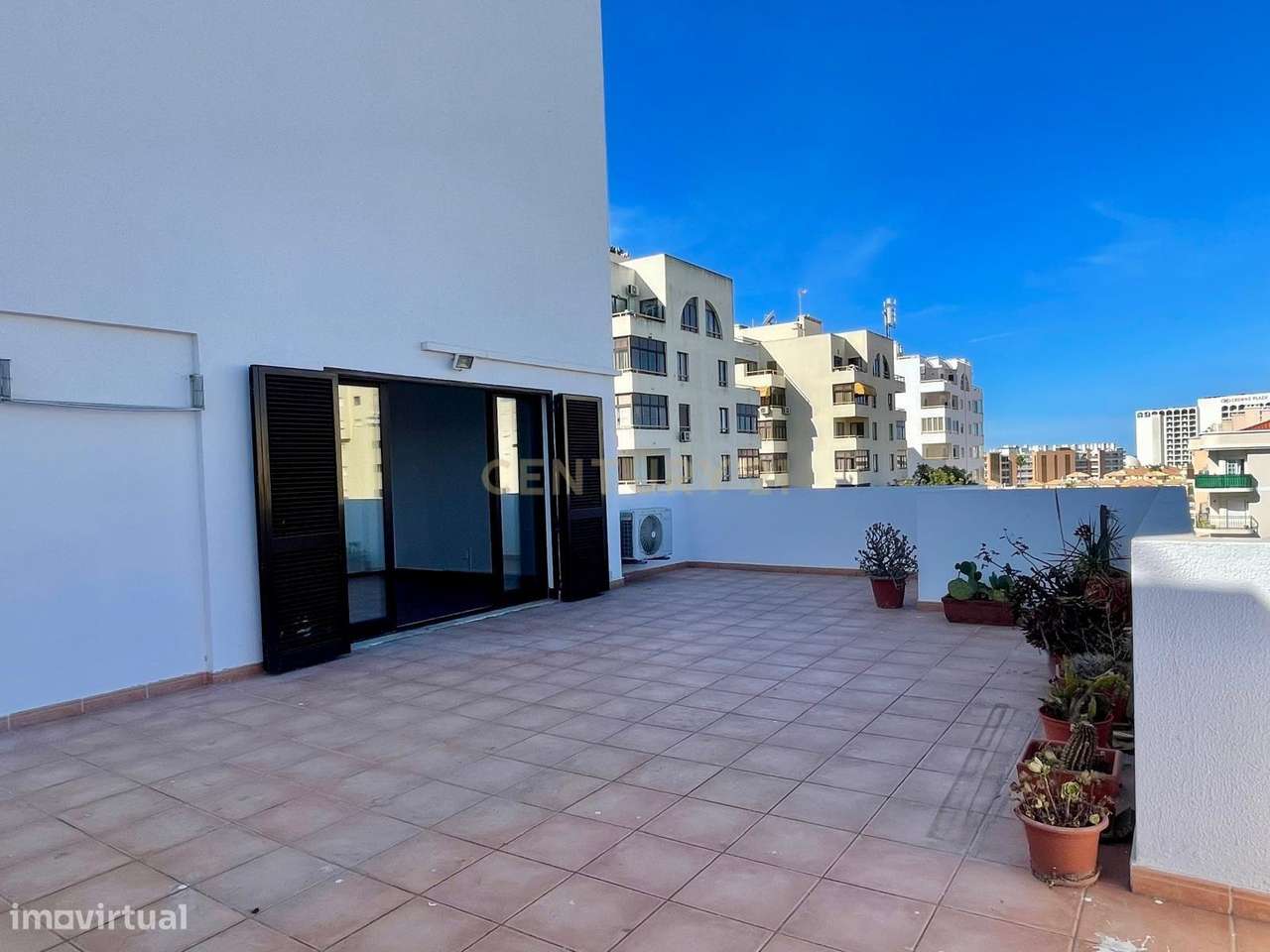 Exclusivo Apartamento T2 - Quarteira - Lugar de Garagem - Varandas - P-10
