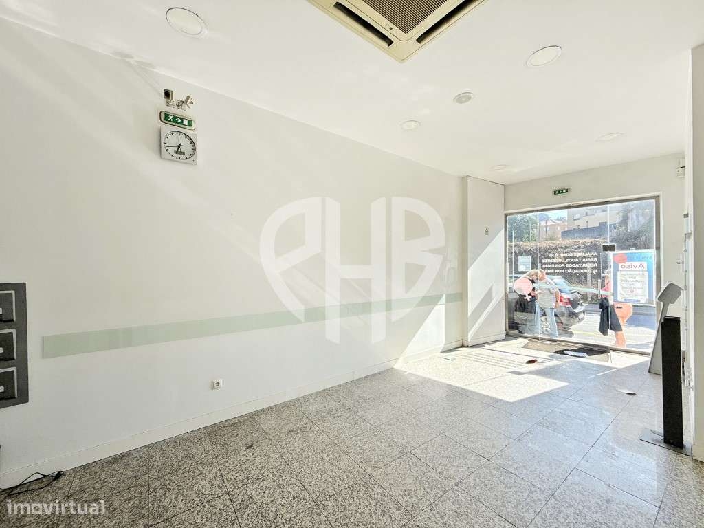 Edifício Comercial 2 Pisos // Rua do Padrão - Pedroso-5