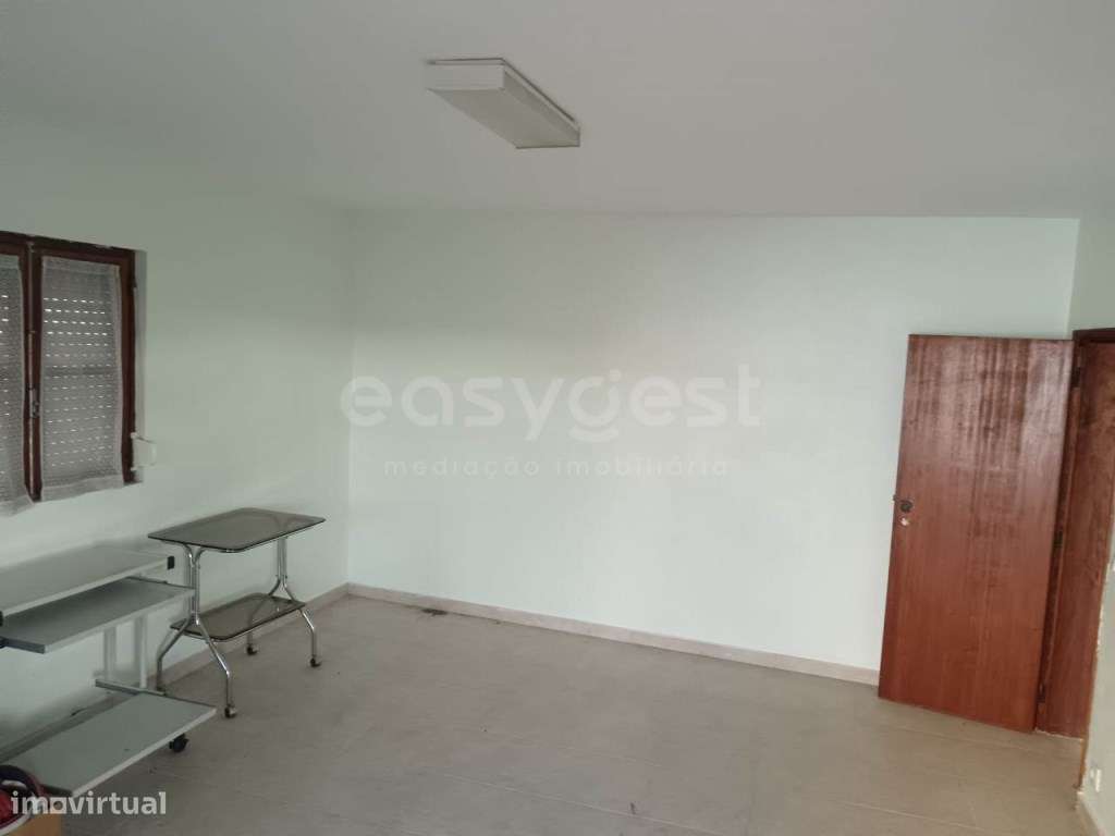 Armazém transformado em moradia em Fanhais, Nazaré - Grande imagem: 3/11