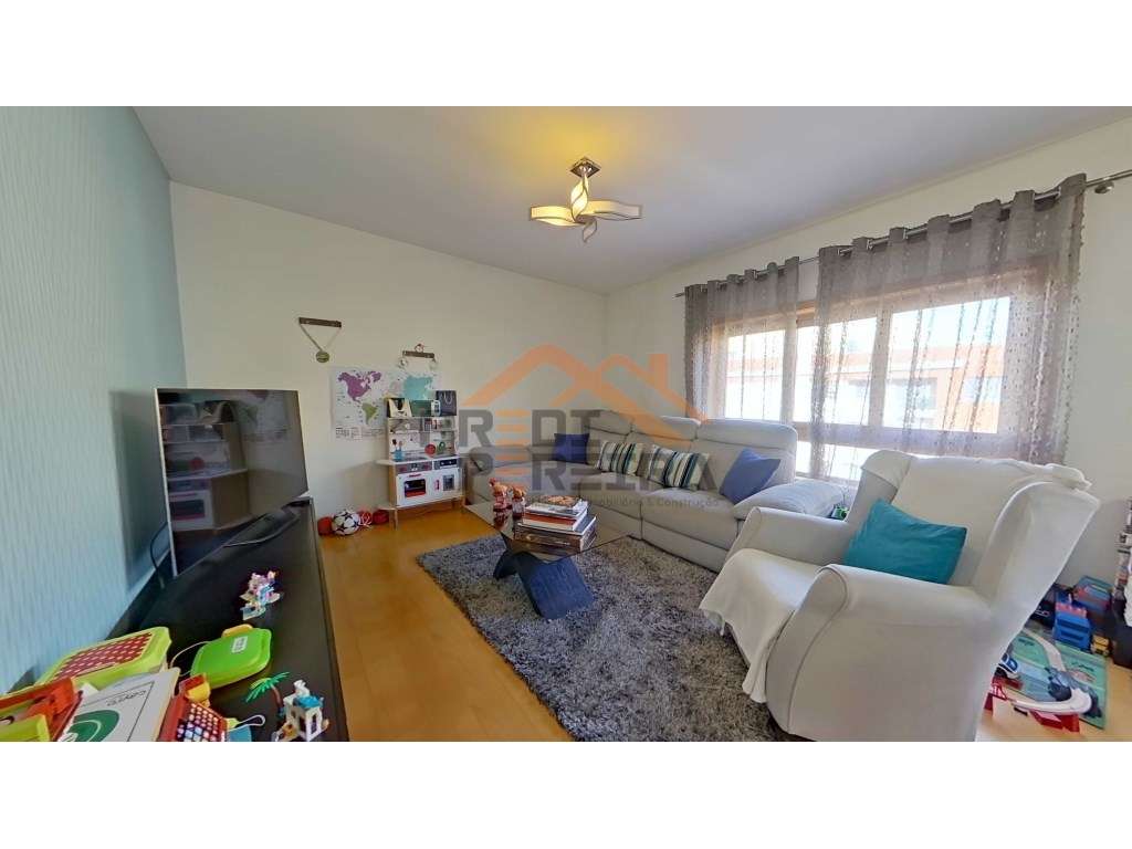 Situado na Urb. Colinas do Cruzeiro, T3 com três varandas e box par...-6