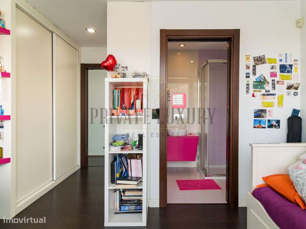 Moradia T4 Contemporânea com Piscina em Caxias-11