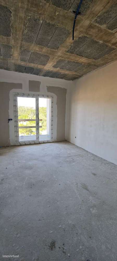Apartamento T4 com varanda e garagem. Junto à cidade-8