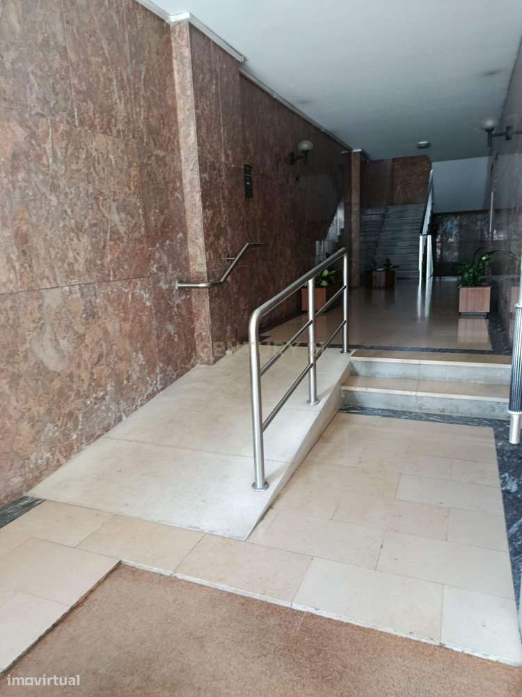 Apartamento T4 na Avenida Fernão de Magalhães — Espaço, Potencial e Di-8