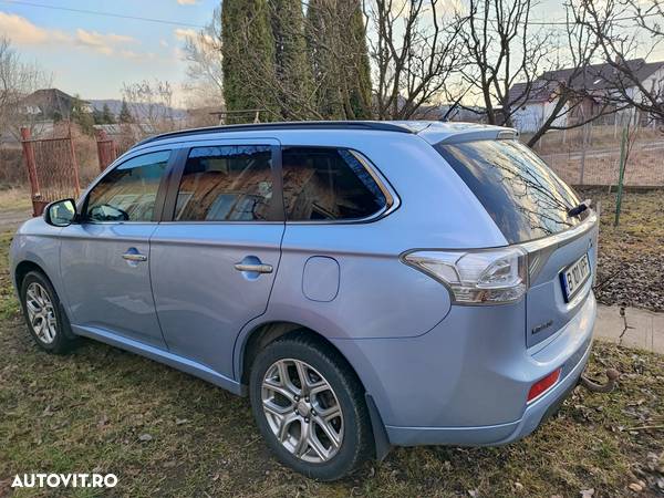 Mitsubishi Outlander 2.0 4WD Plug-In Hybrid - 2