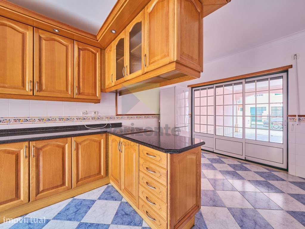 Moradia T4 com Excelente Localização-8