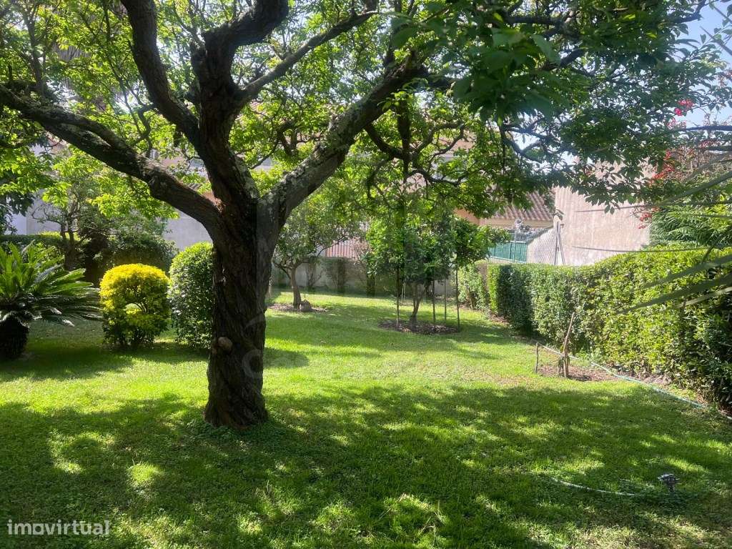 Moradia com 7 Assoalhadas , garagem e com terreno de 1.000 m2 zona ...-5