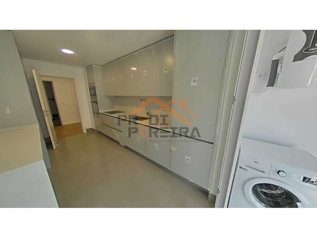 T2 com varanda de 14 m2, sala de 36m2, dois parqueamentos e arrecad... - Grande imagem: 5/22