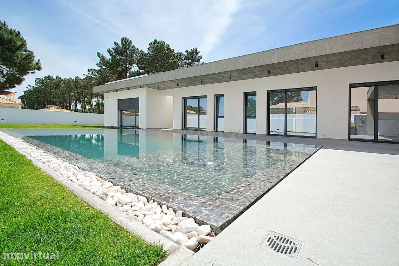 Viva o Luxo: Moradia Térrea de 5 Quartos com Piscina de Água Salgada e - Grande imagem: 2/15