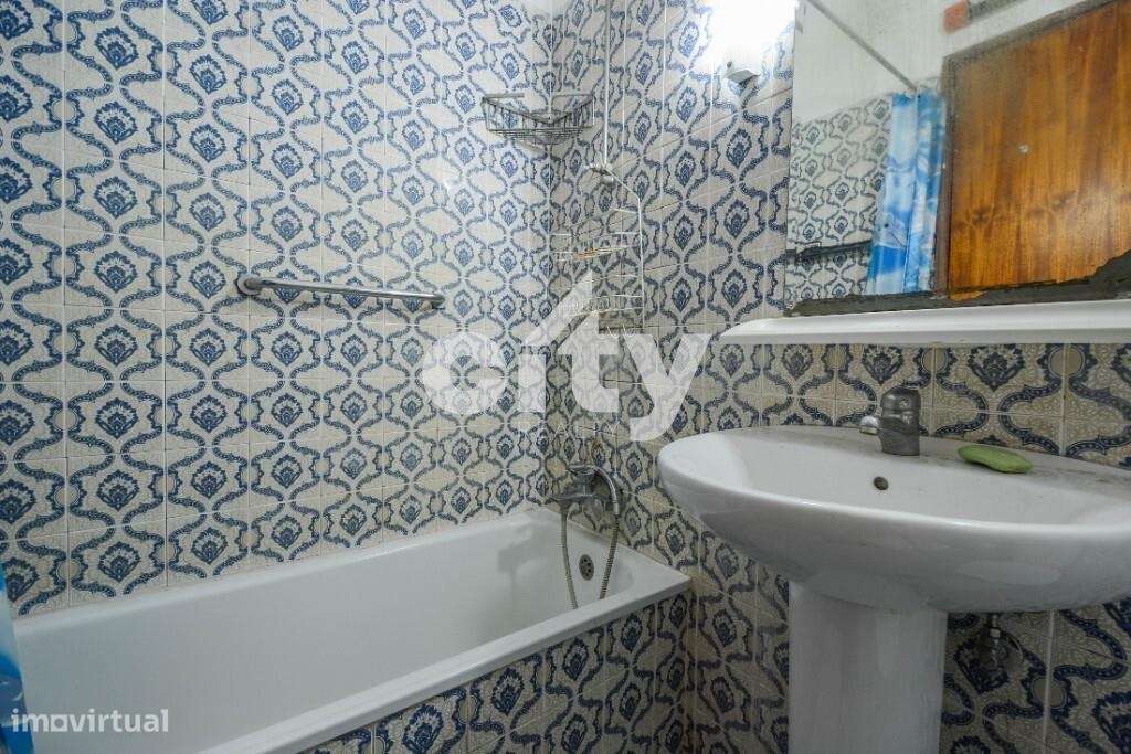 Apartamento T3 para remodelar situado na prestigiada Urbanização da Po-27