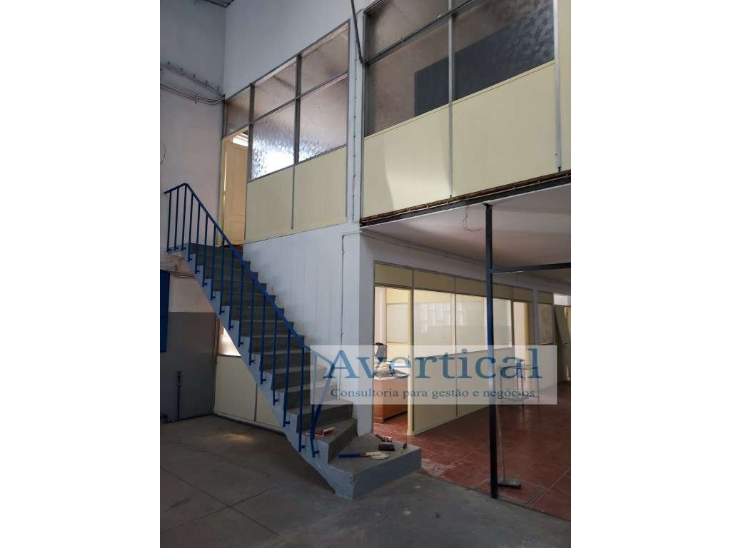 Armazém Industrial 800m2 - Junto nó da A4 - S. Mamede Infesta - Grande imagem: 4/8