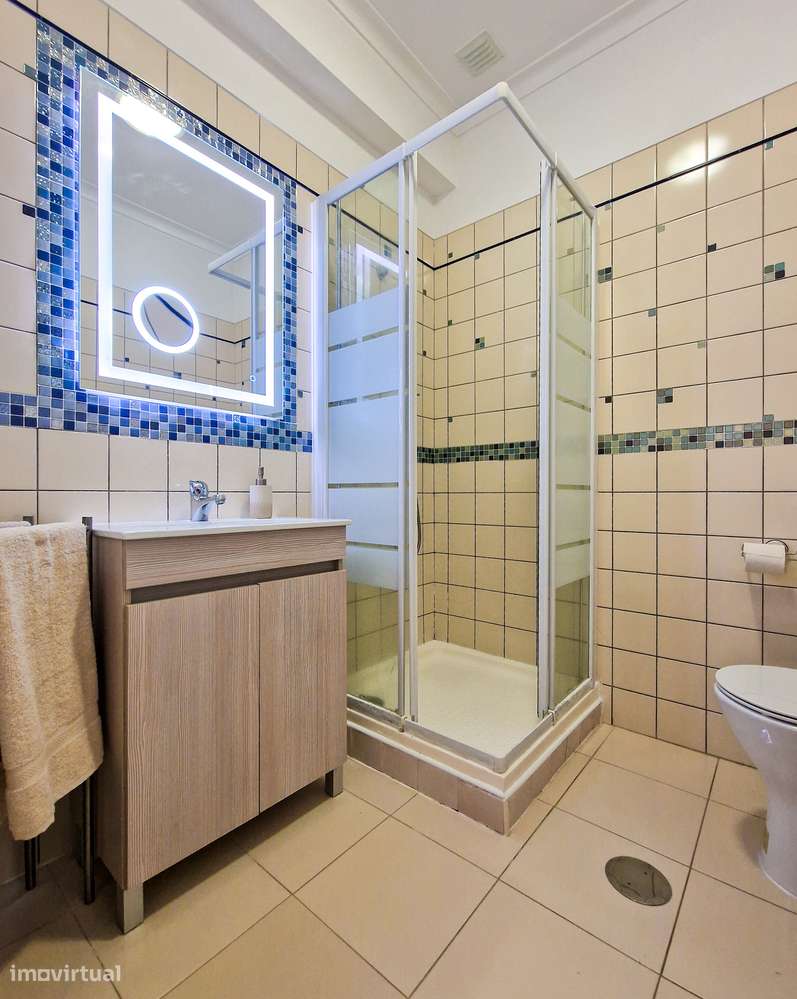 Moradia de 4+1 assolhadas - Muito estimada e pronta a habitar.-8