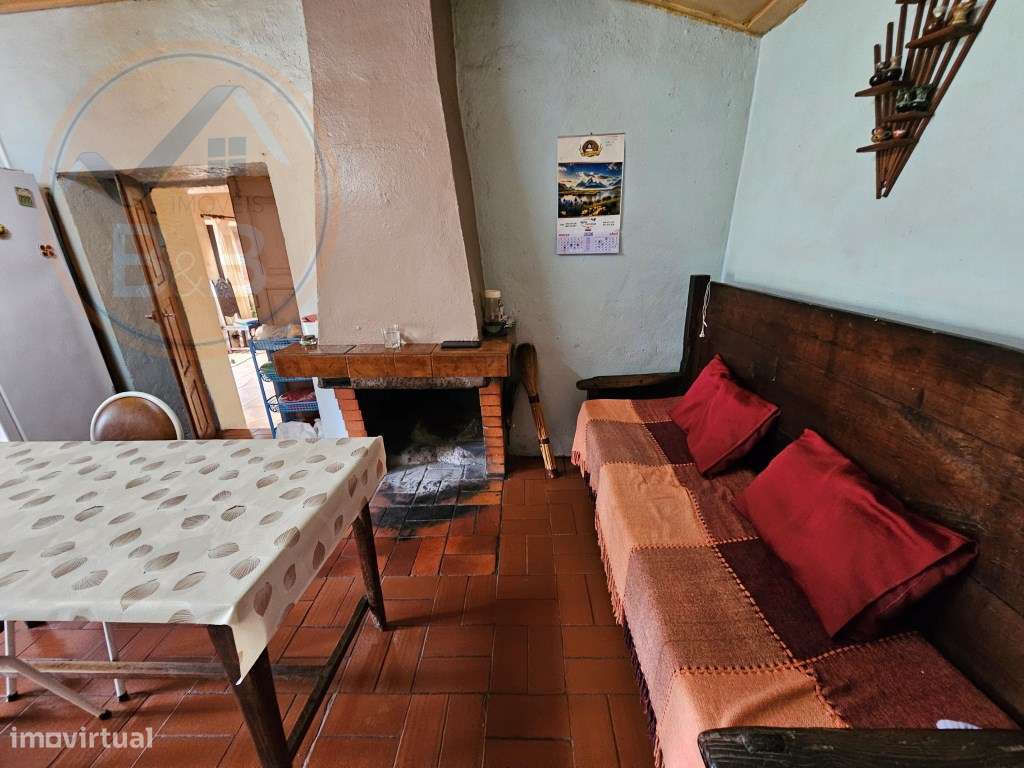 Moradia T4, em pedra, com terreno de 2.366 m² e Espigueiro datado d...-12