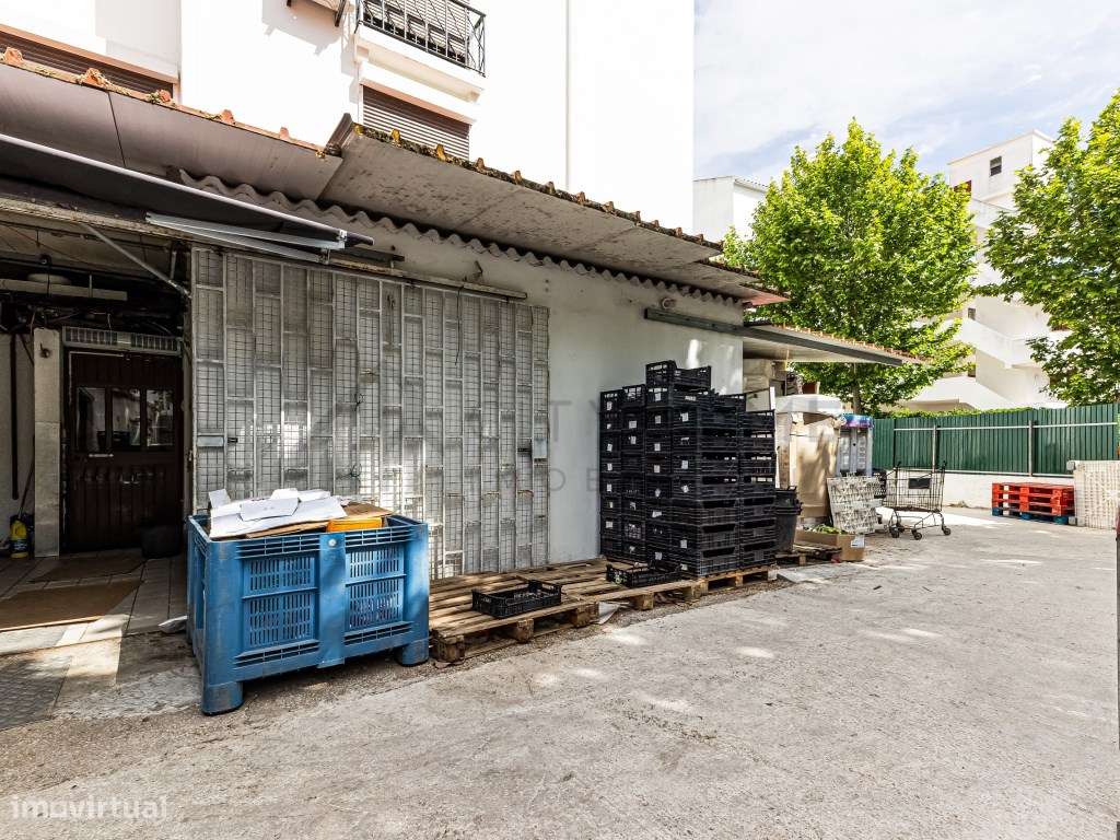 Supermercado em funcionamento no centro de Albufeira-25