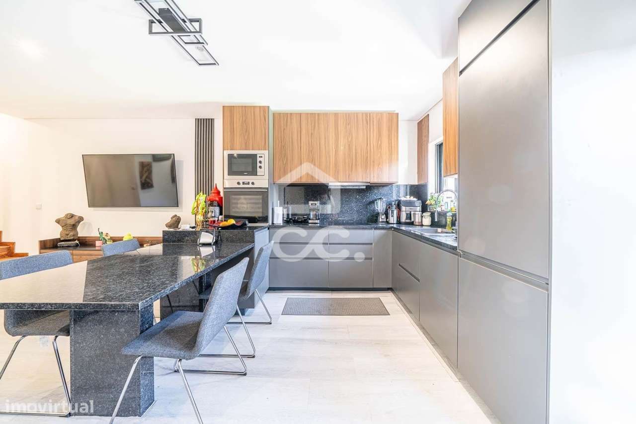 Moradia dividida (T3, T2 e 2 T0) junto ao metro de Gaia - Grande imagem: 4/30