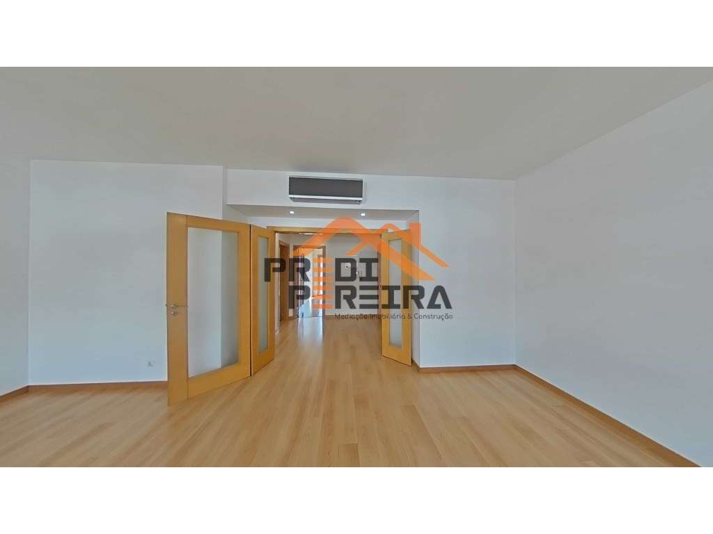 Apartamento T3 , com box para dois carros, localizado na Av. Amália... - Grande imagem: 4/38