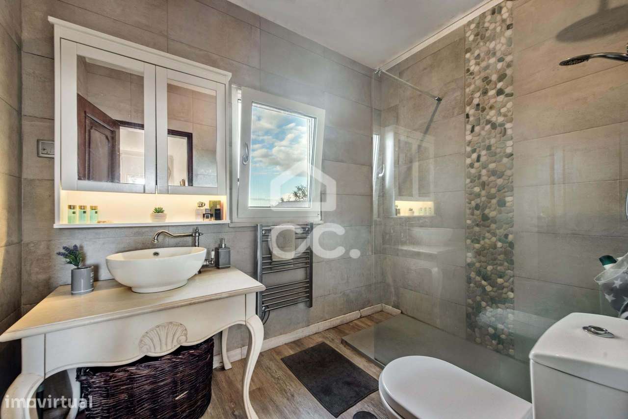 Moradia T4 independente com piscina e terreno em Alcantarilha-14