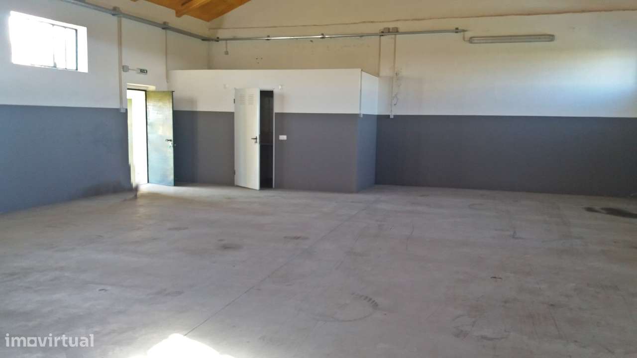 Magnífica propriedade constituída por moradia bi-familiar e armazém.-6