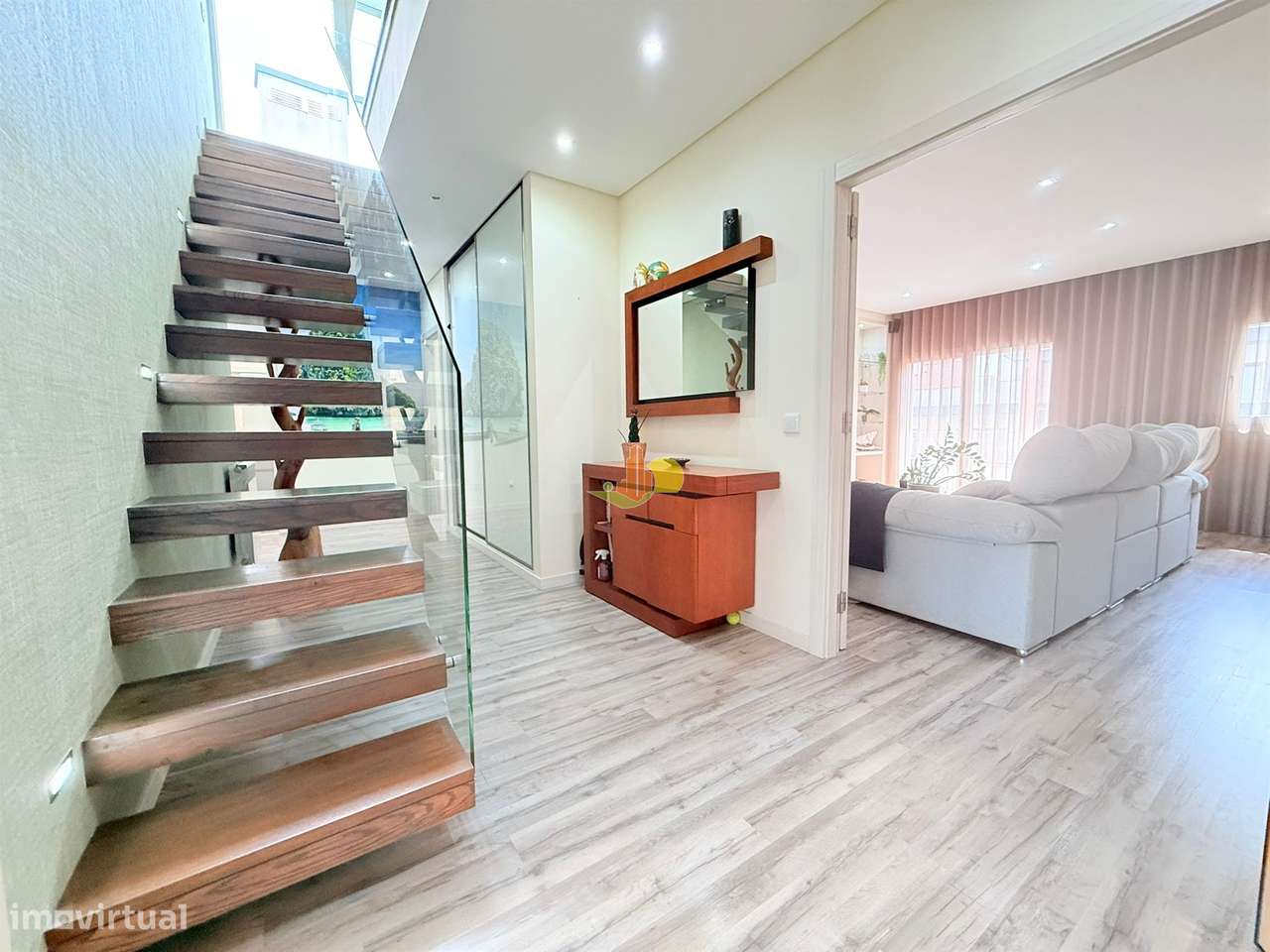 T4+1 Duplex com garagem dupla e terraço privativo-8