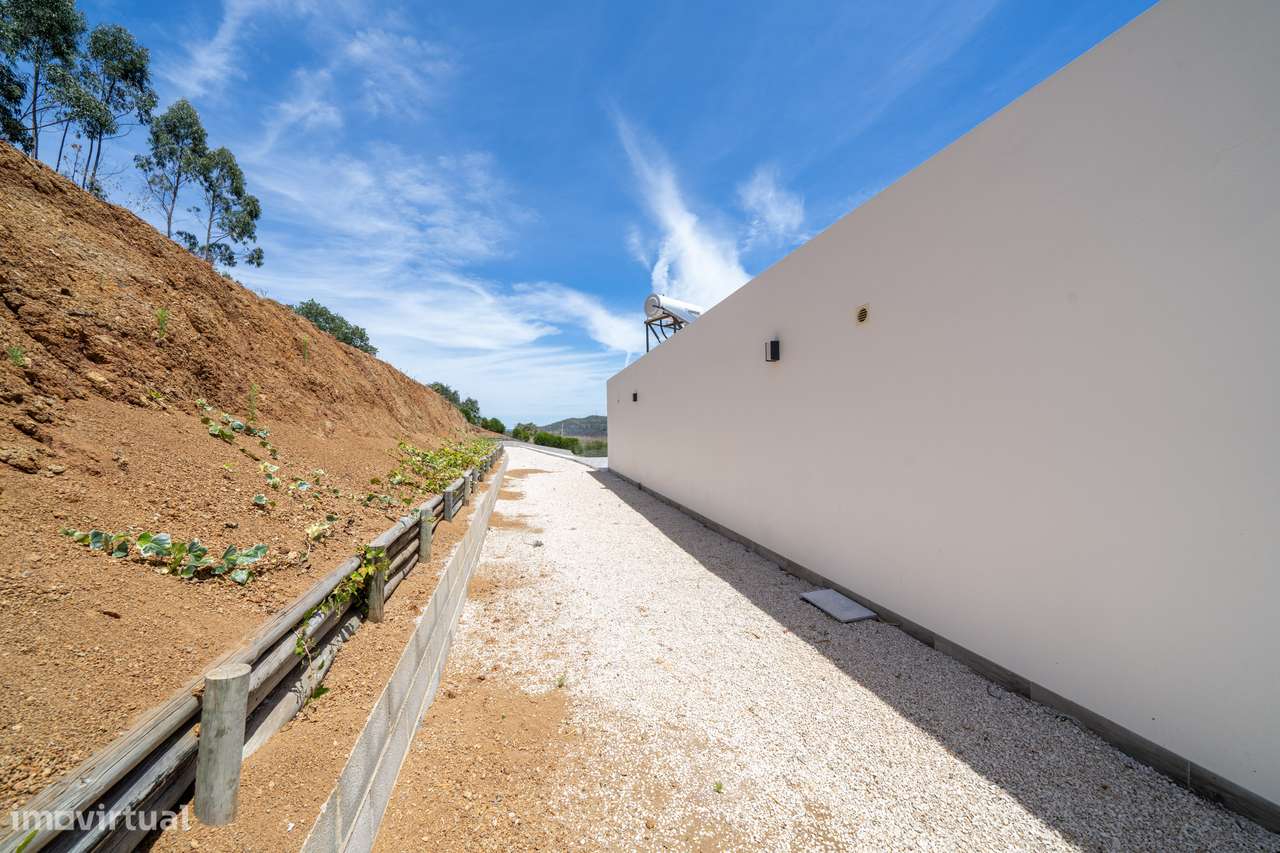 Moradia independente à venda na Estrada Velha da Avessada, 2665-38