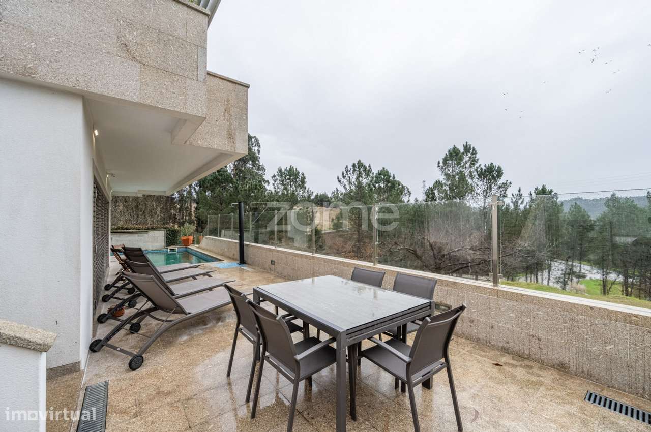 Moradia T3 c/Suítes e Piscina na Quinta das Luzes-38