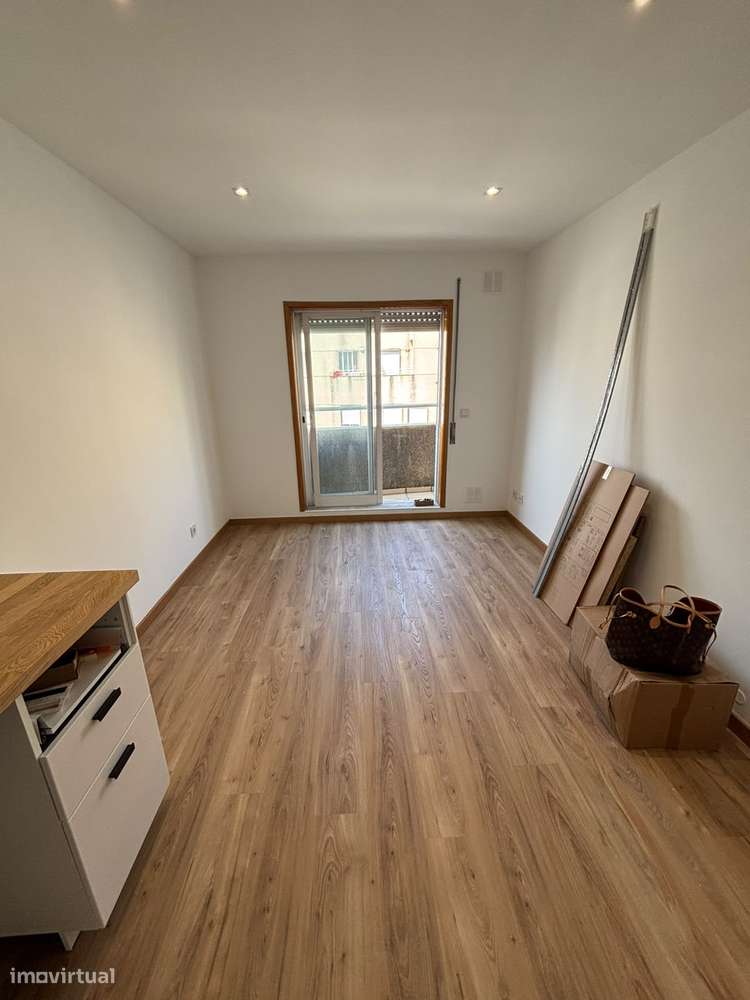 T1 Renovado com Garagem Fechada e Varandas, Vilar de Andorinho-1