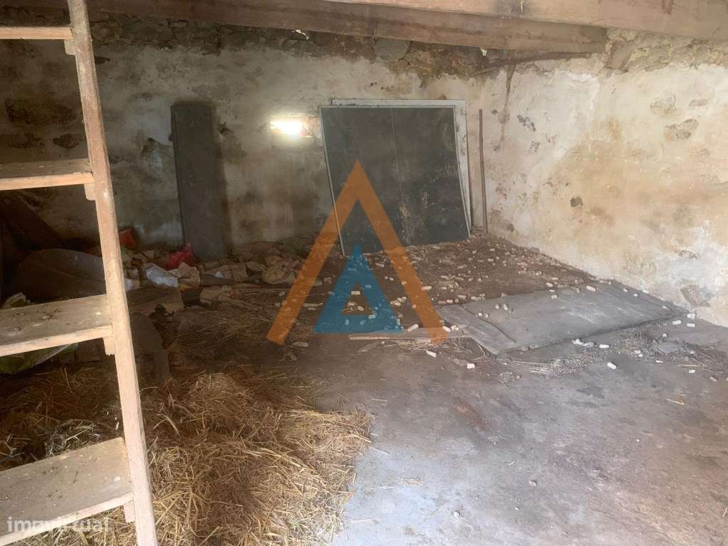 Casa Rústica com imenso potencial mesmo no centro de Romariz-9