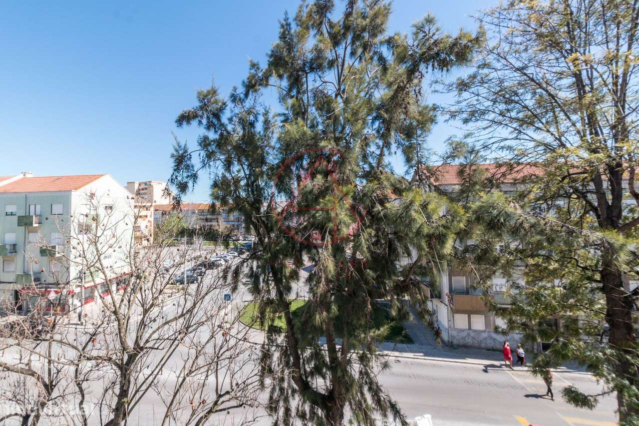 Oportunidade à Sua Porta: T2 na Avenida do Bocage!-5