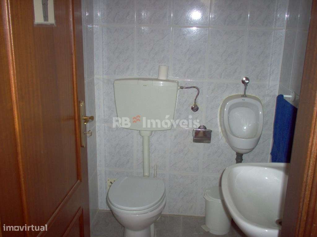 Loja com 3 montras, situada perto de escola no Entroncamento - Grande imagem: 4/5