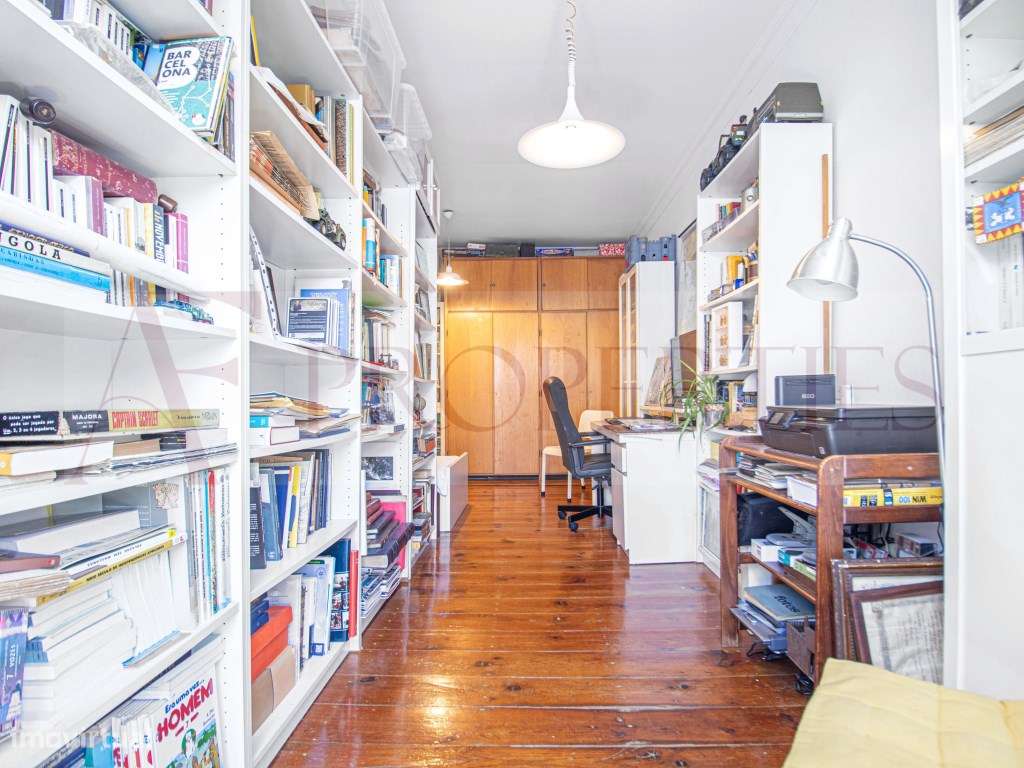 Apartamento T3 com charme lisboeta junto ao Marquês de Pombal-13