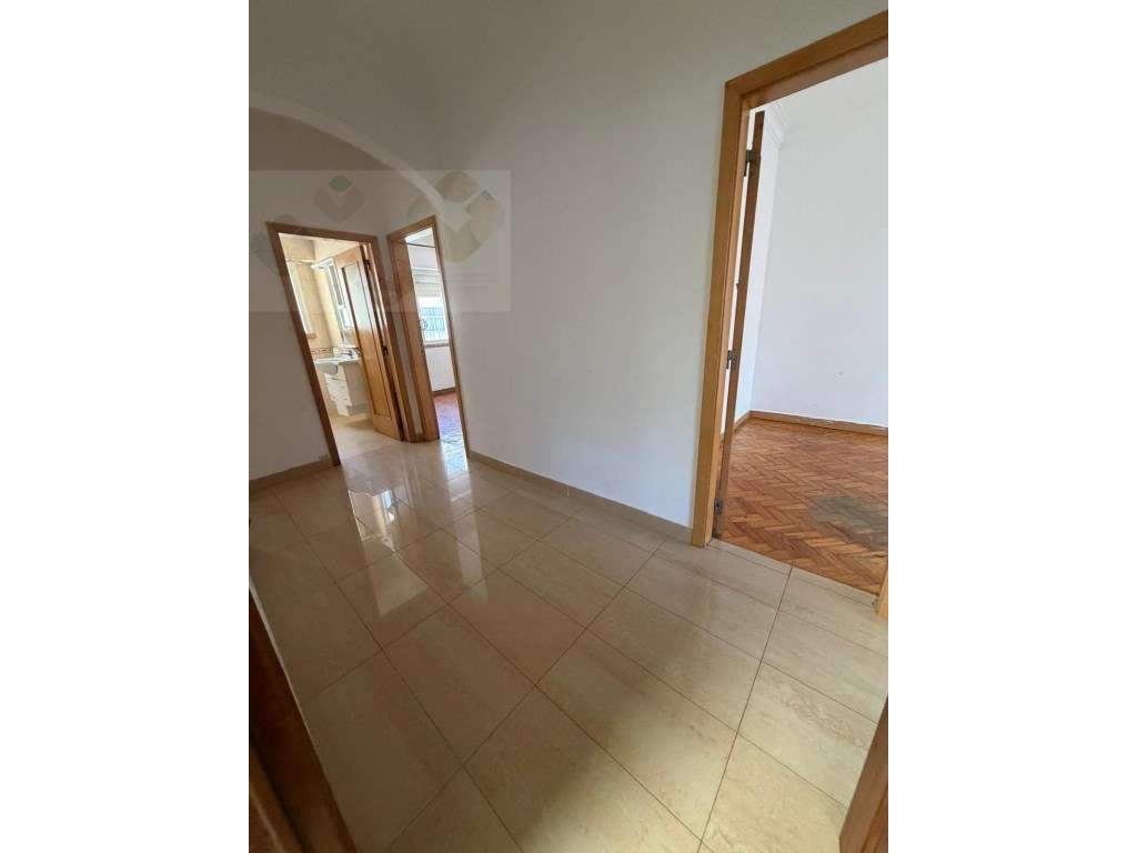 Apartamento com Excelente Potencial de Valorização na Amadora-6