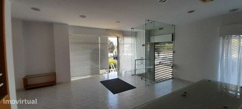 Loja no rés do chão, muito luminosa, com excelente localização - Grande imagem: 4/6