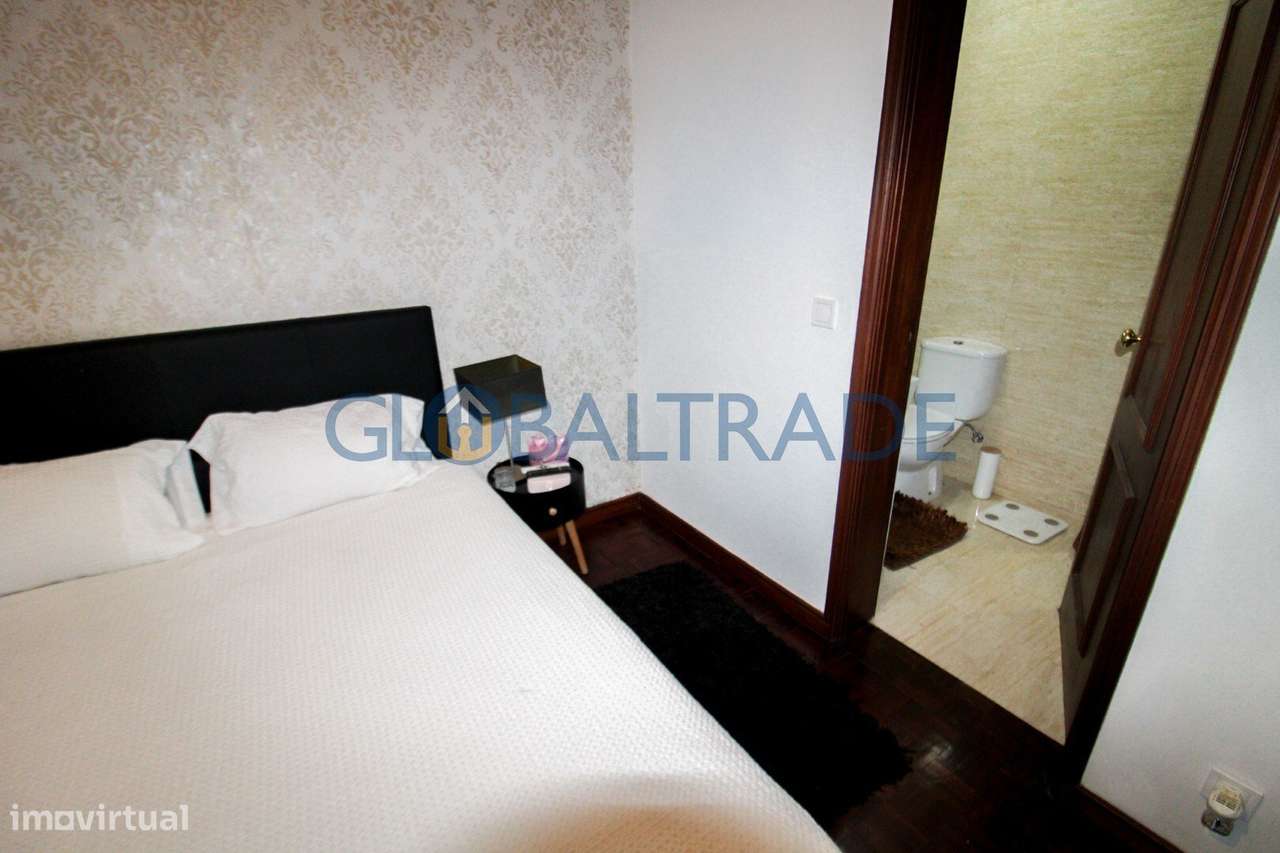 Moradia T4 com terraço e jardim em Alfena-21