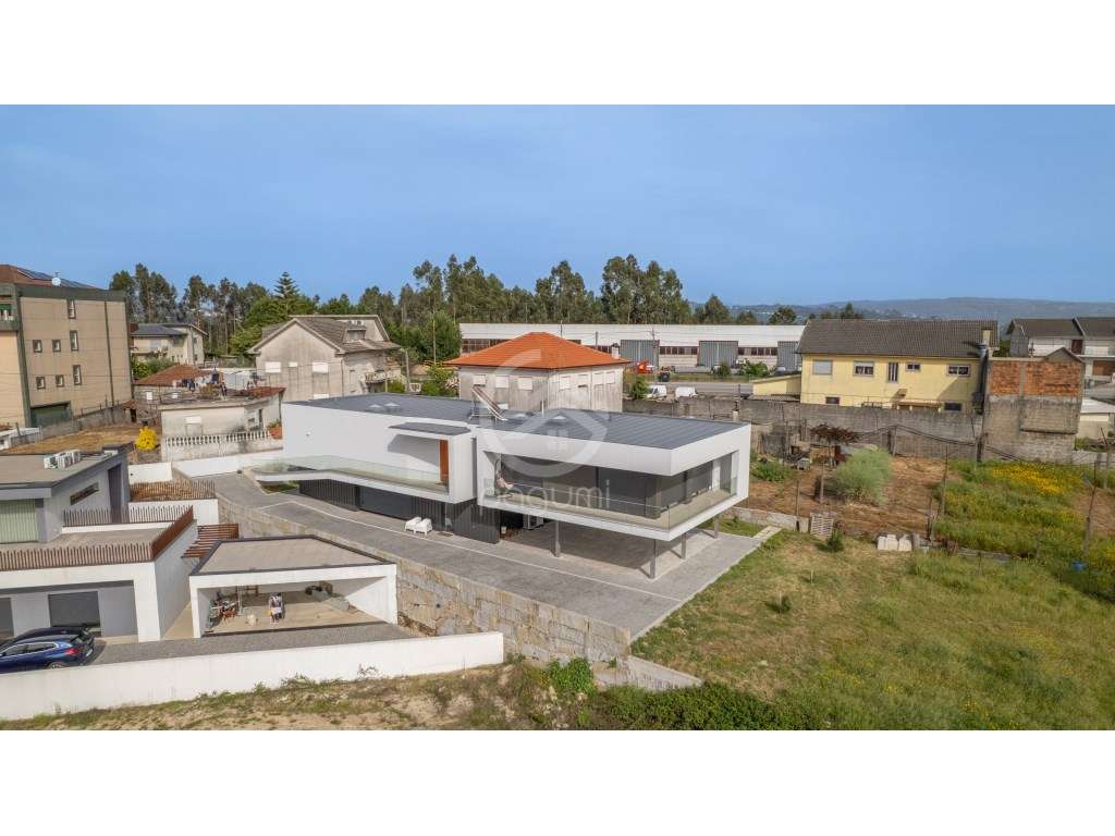 Moradia Contemporânea | 1.470 m² | A 1 Minuto da A4-56