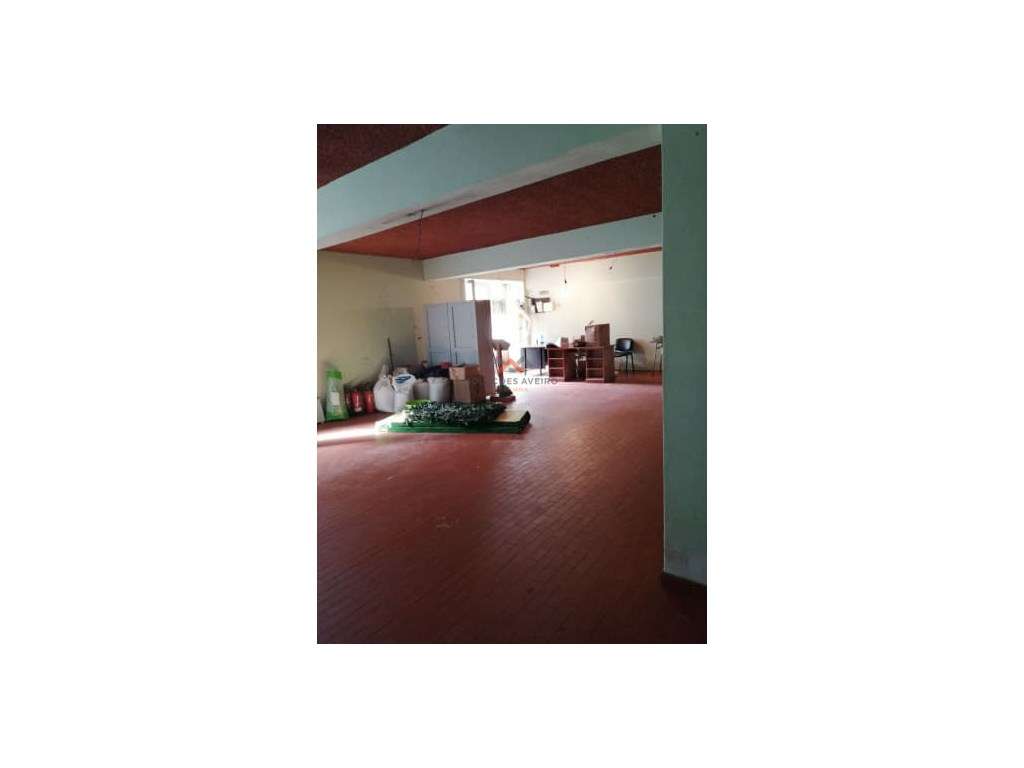 Moradia T4 com Espaço Comercial-45