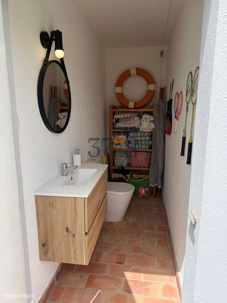 Uma vivenda de 4 quartos com piscina, num terreno de 2 hectares a 10 m-45