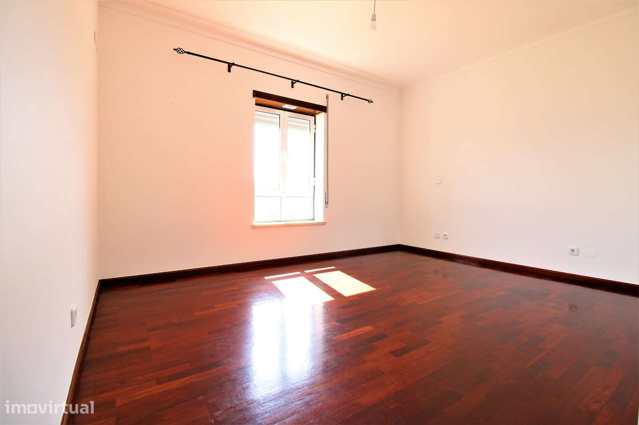 Apartamento T3 com Garagem, Granja do Ulmeiro-6