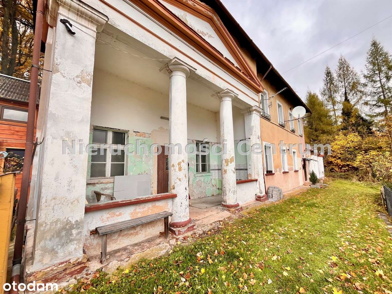 Parter w domu dwurodzinnym z 1870 r. w stylu dworku.-0