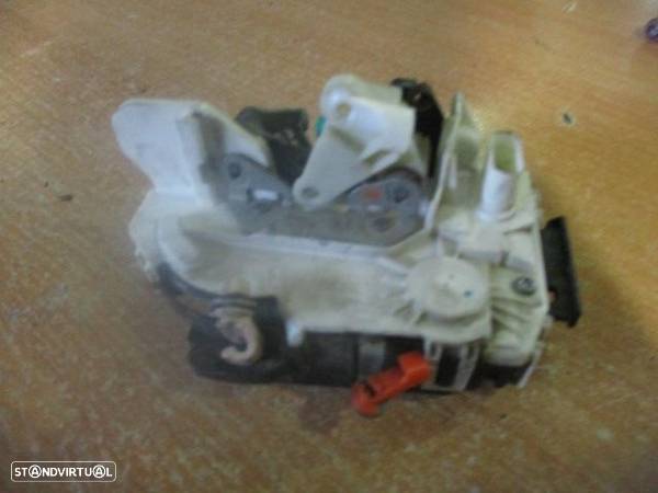 Fecho 04589409AE DODGE CALIBER 2007 2.0 CRD 5P FE 4 PINOS - 2