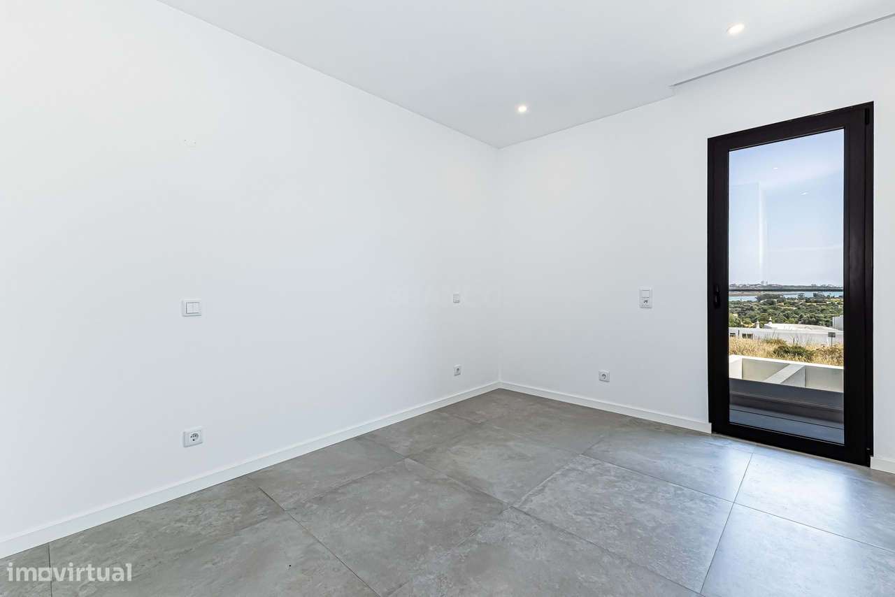 Moradia T3 com piscina e garagem - Mexilhoeira Grande-20