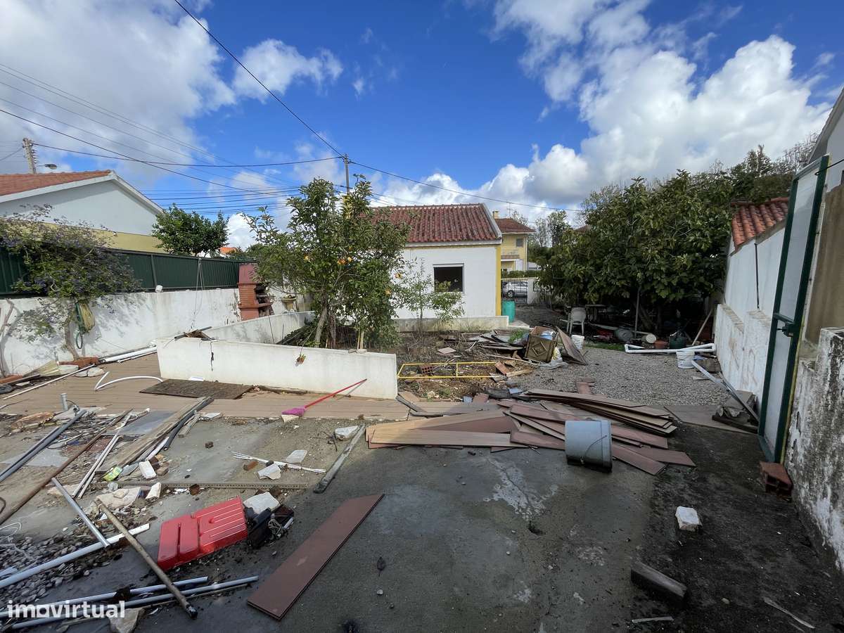 Moradia com 320m² de terreno e potencial incrível.-11