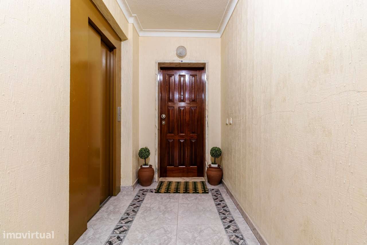 Apartamento T2 c/ 2 Lugares de Estacionamento e Terraço c/ 30m2 em Mem-3