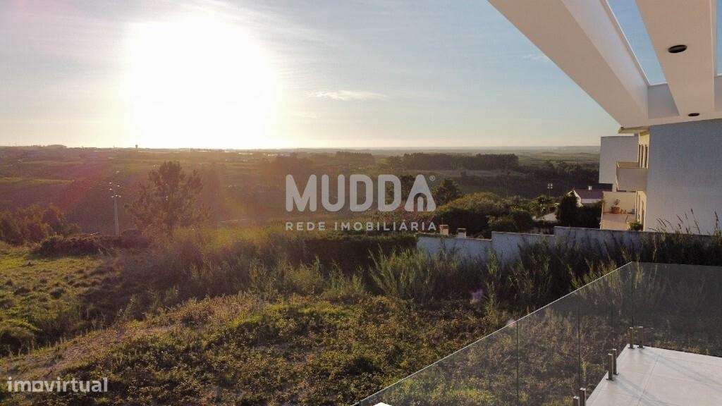Moradia isolada de design contemporâneo nos Casais Mestre Mendo-49
